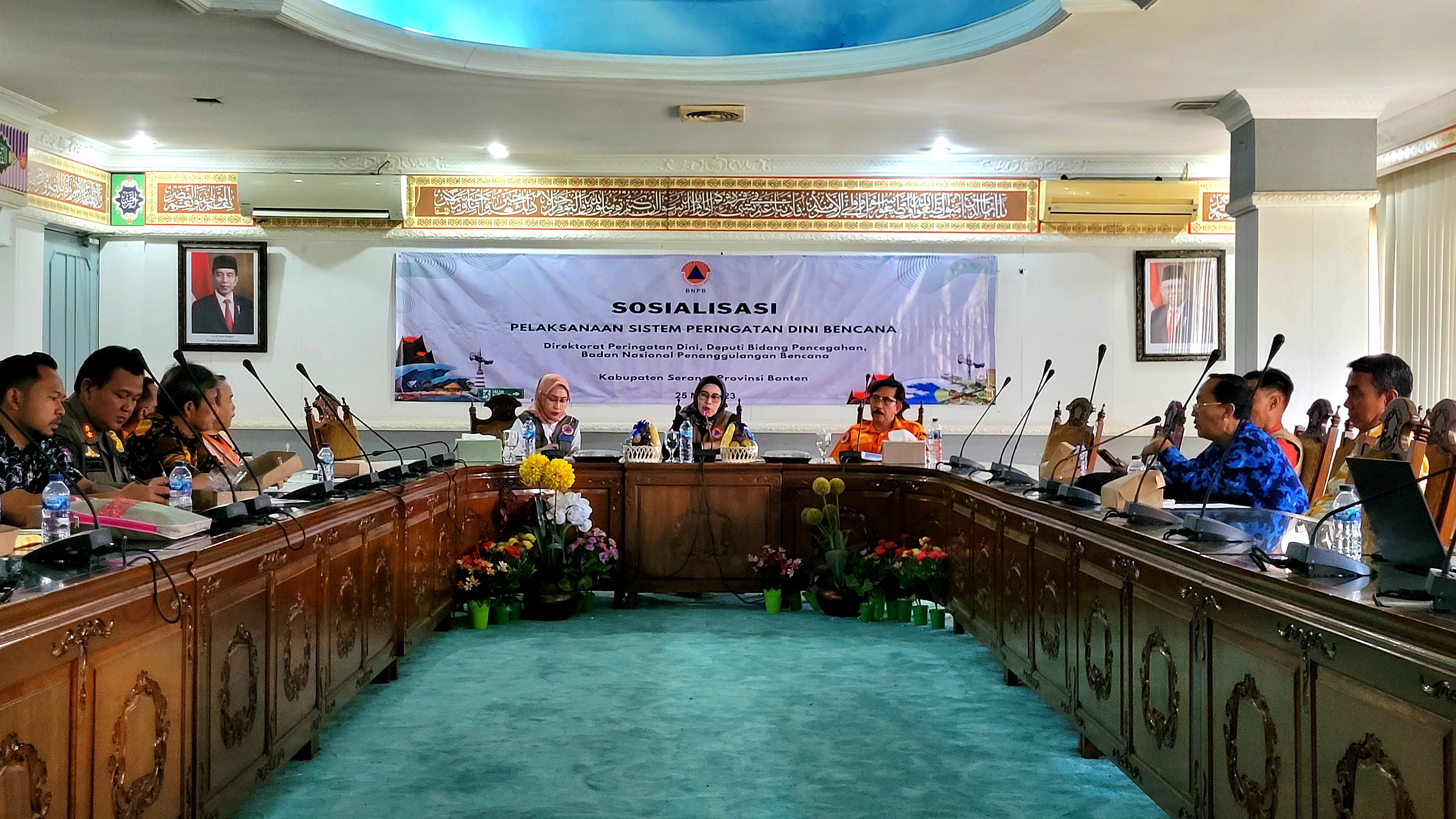 Deputi Bidang Pencegahan BNPB didampingi Kepala Pelaksana BPBD Kabupaten Serang berbagi pengalaman dan praktik baik terkait pelaksanaan penanggulangan bencana bersama perwakilan OPD kabupten di Kantor Bupati Serang pada Kamis (25/5). 
